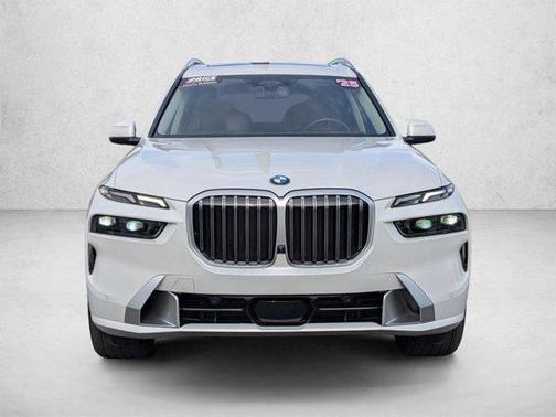 Mineral White Metallic 2025 BMW X7 xDrive40i