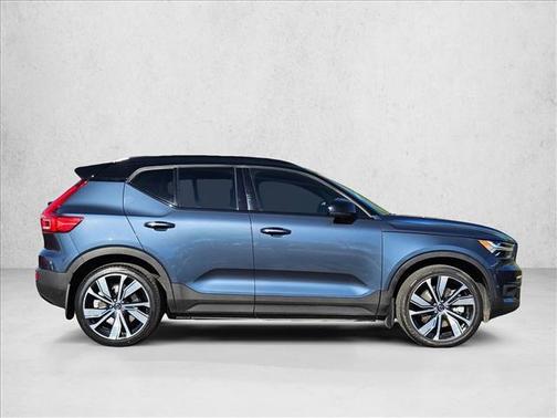 Glacier Silver Metallic 2022 Volvo XC40 Recharge Pure Electric P8 Twin Plus