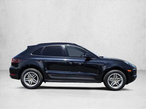 Jet Black Metallic 2018 Porsche Macan Macan