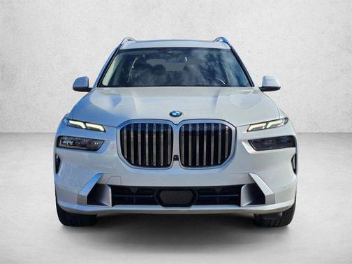 Mineral White Metallic 2023 BMW X7 xDrive40i