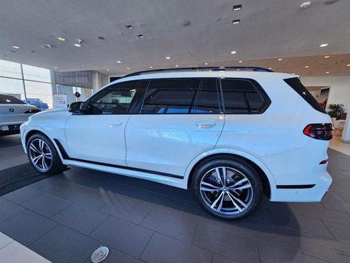 2025 BMW X7 M60i