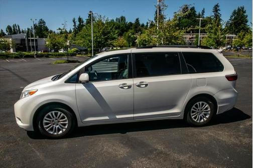 2017 Toyota Sienna XLE Premium