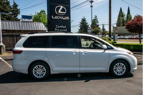 2017 Toyota Sienna XLE Premium