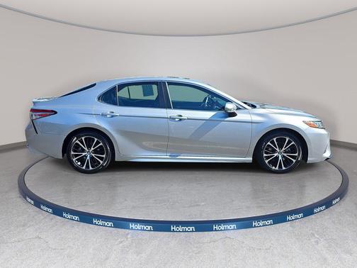 Celestial Silver Metallic 2018 Toyota Camry SE