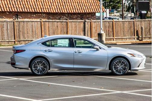 2023 Lexus ES 250 Base