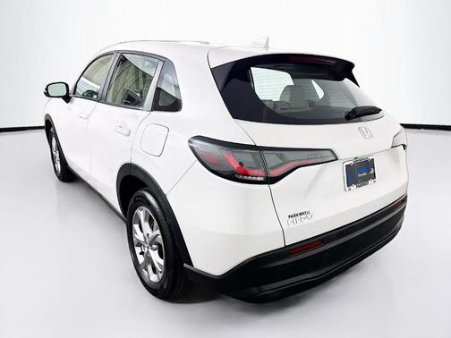 Platinum White Pearl 2024 Honda HR-V LX