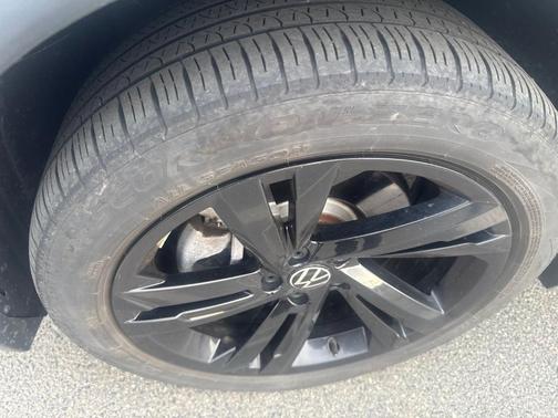 Opal White Pearl Effect 2024 Volkswagen Tiguan 2.0T SE R-Line Black
