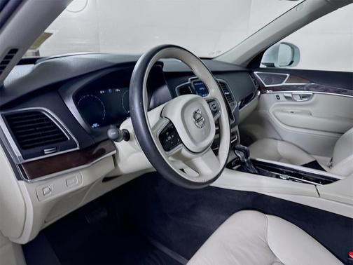 2019 Volvo XC90 T6 Momentum