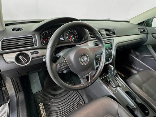 2014 Volkswagen Passat 1.8T Auto Wolfsburg Ed