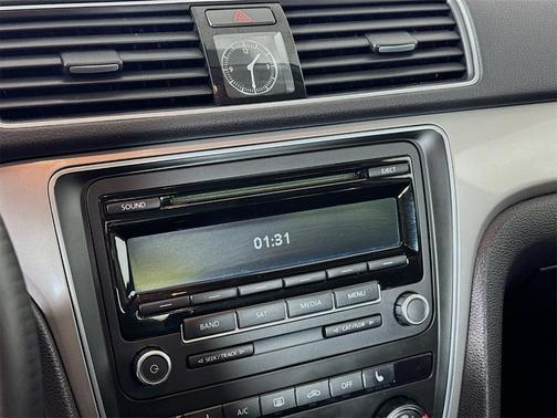 2014 Volkswagen Passat 1.8T Auto Wolfsburg Ed