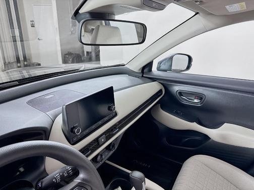 Urban Gray Pearl 2024 Honda HR-V LX