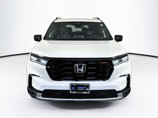 Platinum White Pearl 2025 Honda Pilot TrailSport