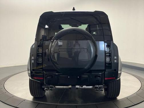 2025 Land Rover Defender 110 V8