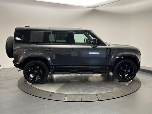 2025 Land Rover Defender 110 V8