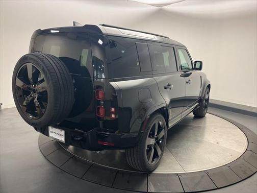 2025 Land Rover Defender 110 P400 X-Dynamic SE