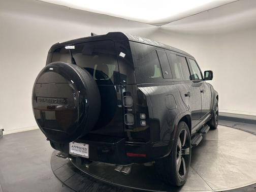 2024 Land Rover Defender 110 V8