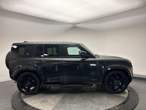 2024 Land Rover Defender 110 V8