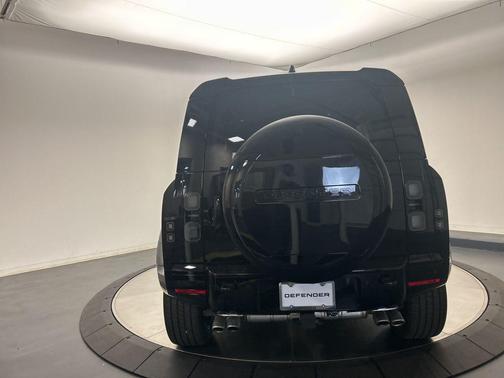 2026 Land Rover Defender 110 V8