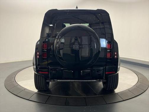 2025 Land Rover Defender 110 P400 X-Dynamic SE
