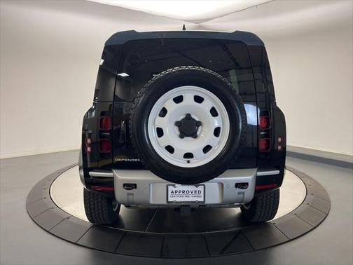 2025 Land Rover Defender 110 P300