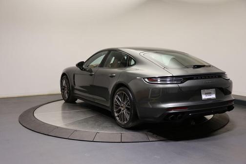 Aventurine Green Metallic 2022 Porsche Panamera 4 Platinum Edition