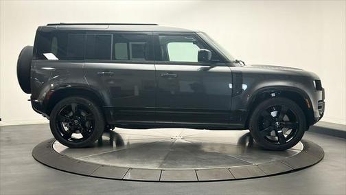 2025 Land Rover Defender 110 P400 X-Dynamic SE