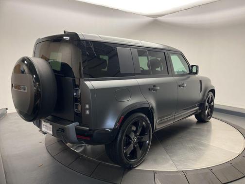 2025 Land Rover Defender 110 V8