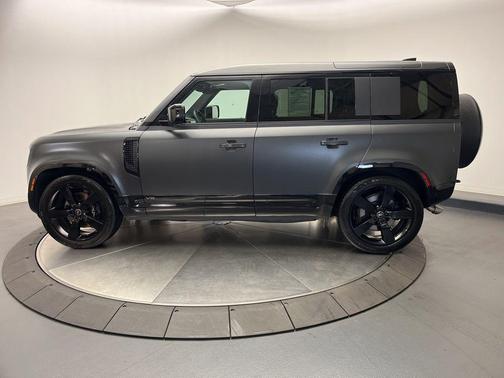 2025 Land Rover Defender 110 V8