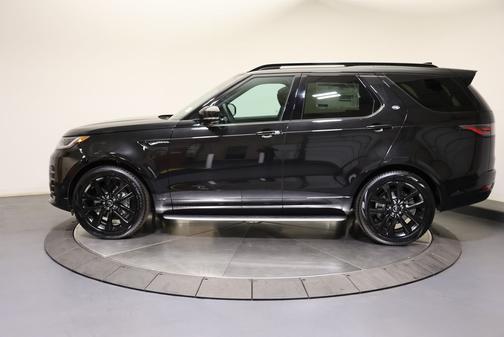 Santorini Black Metallic 2026 Land Rover Discovery Dynamic SE AWD