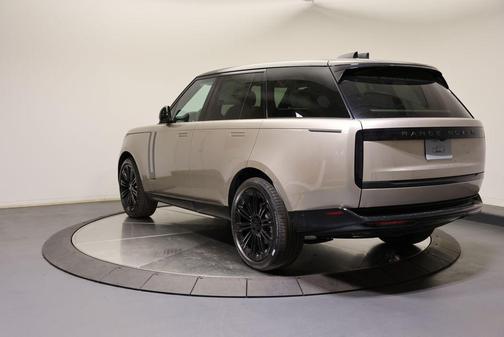 Batumi Gold Premium Metallic 2026 Land Rover Range Rover P400 SE