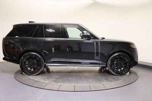 Santorini Black Metallic 2026 Land Rover Range Rover P400 SE