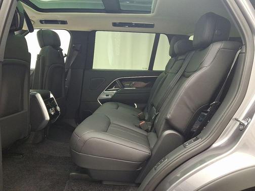2025 Land Rover Range Rover P400 SE 7 Seat