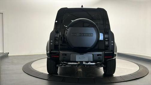 2025 Land Rover Defender 110 V8