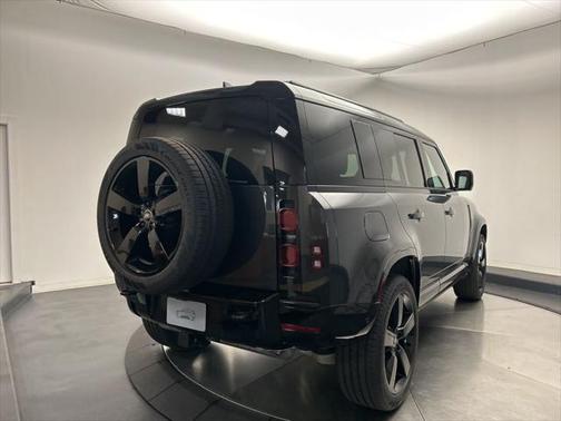2025 Land Rover Defender 110 P400 X-Dynamic SE