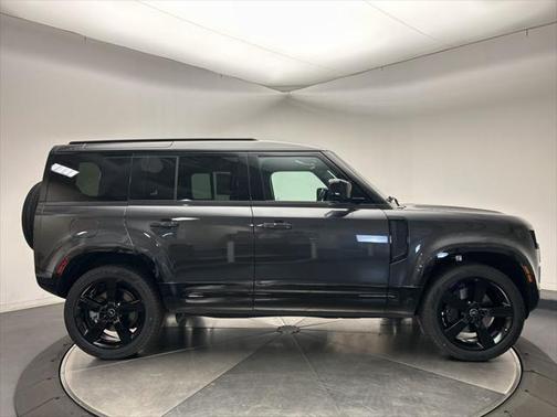 2025 Land Rover Defender 110 P400 X-Dynamic SE