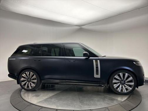 2024 Land Rover Range Rover P615 SV