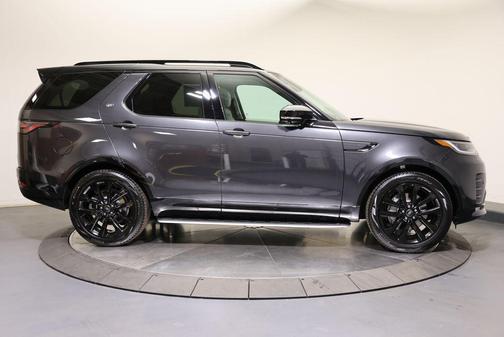 Carpathian Gray Premium Metallic 2026 Land Rover Discovery Dynamic SE