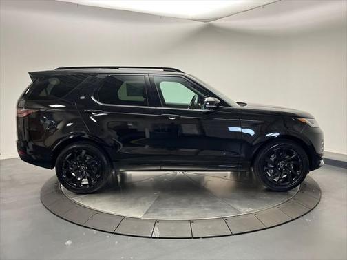 2025 Land Rover Discovery P300 Dynamic SE