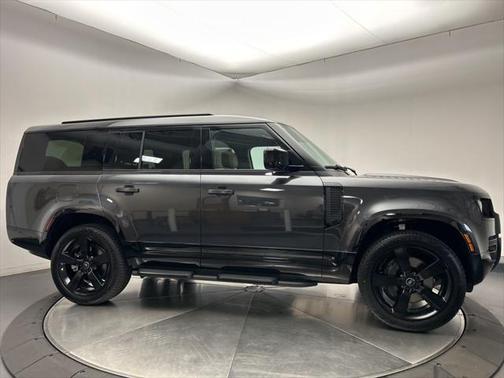 2025 Land Rover Defender 130 P400 X-Dynamic SE