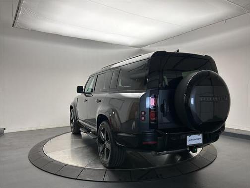 2025 Land Rover Defender 130 P400 X-Dynamic SE