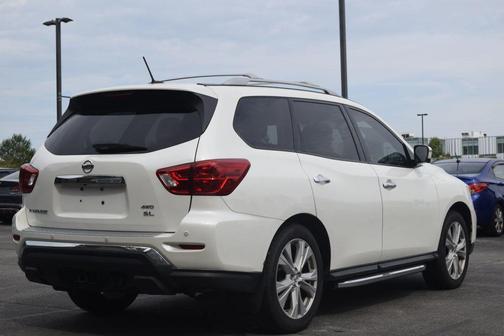White 2018 Nissan Pathfinder SL