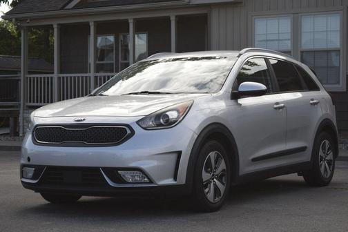Silky Silver 2017 Kia Niro LX