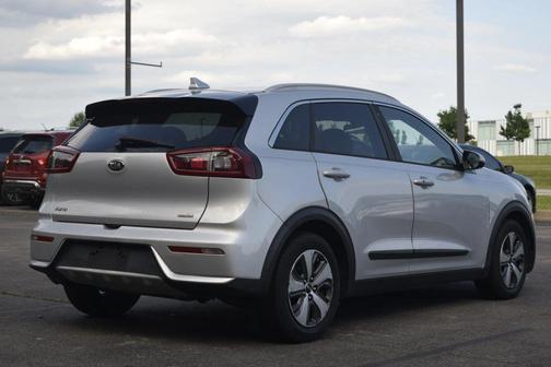 Silky Silver 2017 Kia Niro LX