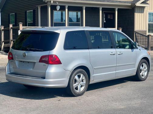 2010 Volkswagen Routan SE