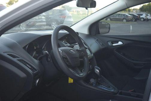 Oxford White 2017 Ford Focus SE