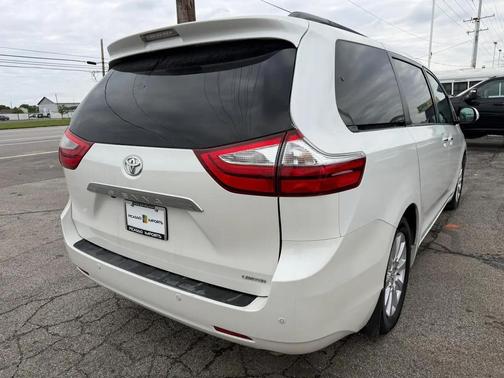 Blizzard Pearl 2017 Toyota Sienna XLE