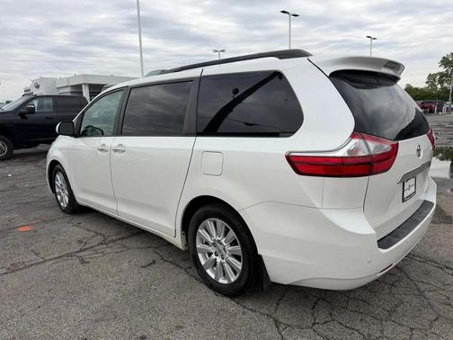 Blizzard Pearl 2017 Toyota Sienna XLE
