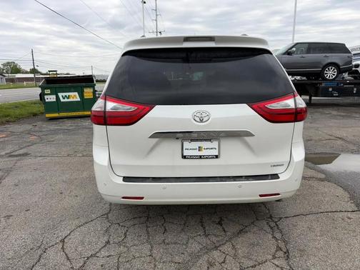 Blizzard Pearl 2017 Toyota Sienna XLE