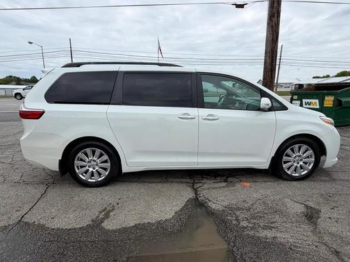 Blizzard Pearl 2017 Toyota Sienna XLE