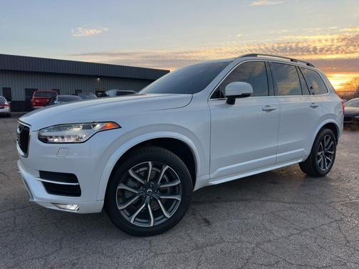 2016 Volvo XC90 T6 Momentum